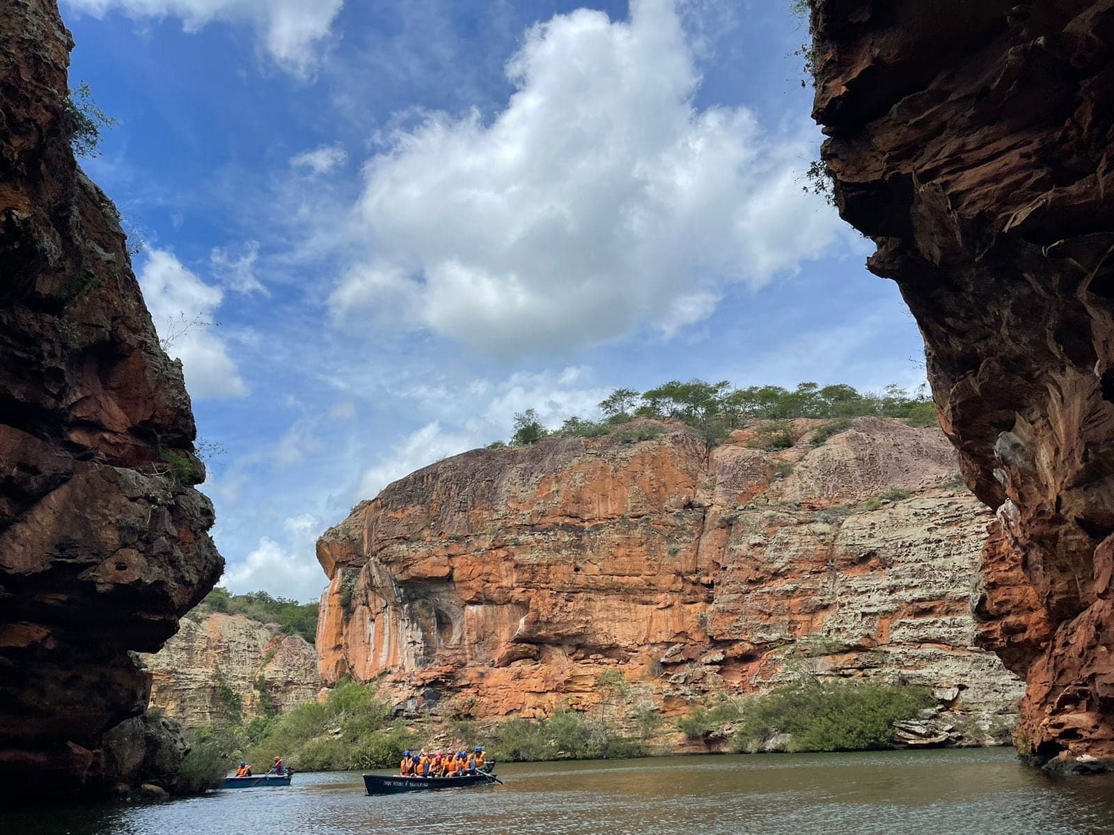 Paredões dos Cânions do Xingó no Rio São Francisco, com barcos de passeio no leito do rio
