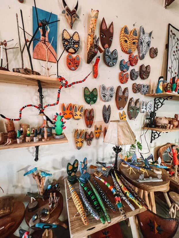 Oficina de artesanato na Ilha do Ferro, com máscaras e bichos entalhados em madeira